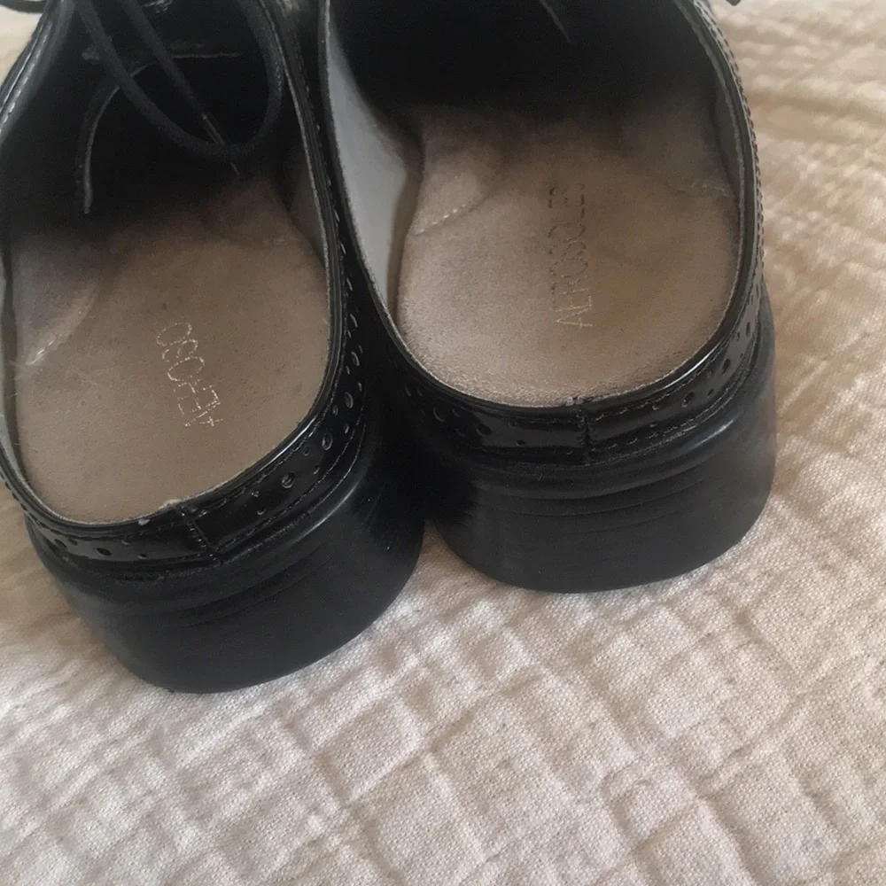 Aerosolizes black patent wing tip slides size 7 - Picture 4 of 7